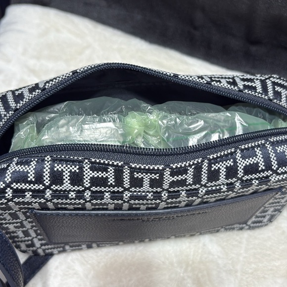 Tommy Hilfiger Embossed Navy Wallet and Monogram Pouch - Picture 5 of 8
